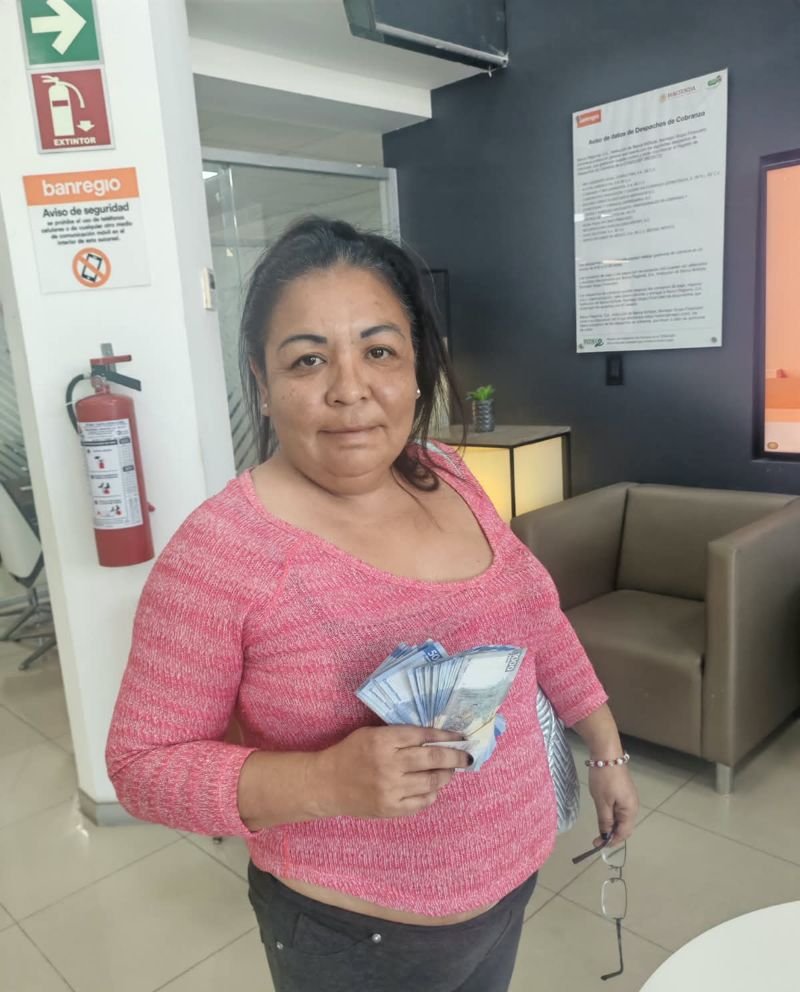 Clienta con su dinero en la sucursal bancaria