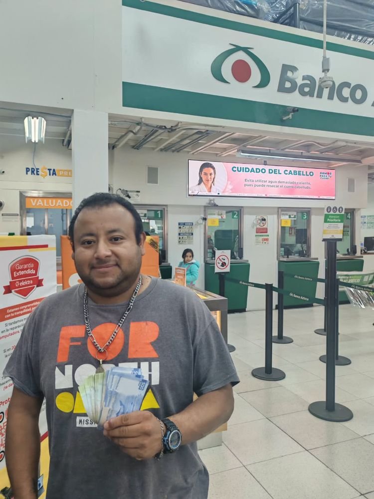 Cliente con su dinero en el banco